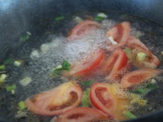 13、鸡蛋西红柿菠菜汤,烧开