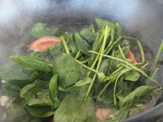 14、鸡蛋西红柿菠菜汤,倒入菠菜