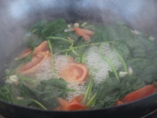 15、鸡蛋西红柿菠菜汤,继续烧开