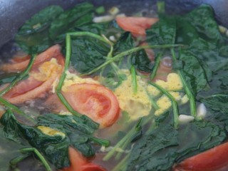 16、鸡蛋西红柿菠菜汤,打入鸡蛋