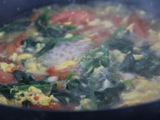 20、鸡蛋西红柿菠菜汤,烧开