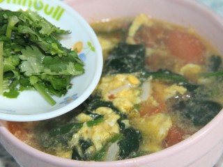 22、鸡蛋西红柿菠菜汤,加入汤里