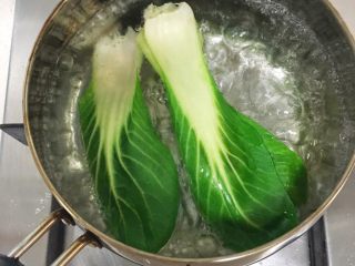 2、宝宝辅食：10M➕：青菜虾皮鸡蛋羹,青菜洗净，焯水一分钟后捞出