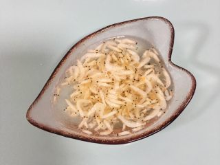 4、宝宝辅食：10M➕：青菜虾皮鸡蛋羹,虾皮清洗后用温水泡十分钟泡软，上锅蒸后会更柔软易嚼