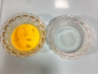 5、宝宝辅食：10M➕：青菜虾皮鸡蛋羹,将鸡蛋顺着一个方向搅打均匀，（心里默数差不多一百下左右，蛋清和蛋黄全部融合），准备和蛋液体积相等的水