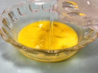 6、宝宝辅食：10M➕：青菜虾皮鸡蛋羹,在蛋液里加入体积相等的水，（要蒸出嫩滑的鸡蛋羹，蛋液和水的比例1:1比较合适，温水或者凉水无所谓，凉水蒸出来依然和嫩滑）