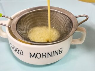 7、宝宝辅食：10M➕：青菜虾皮鸡蛋羹,混合后过筛，去掉浮沫（一定要过筛，这步是平滑如镜嫩滑蛋羹的关键）