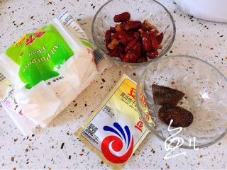 1、红枣红糖馒头,准备食材