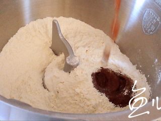 7、红枣红糖馒头,将红枣红糖汁放入面粉中