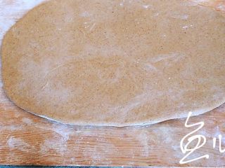 11、红枣红糖馒头,将面团擀成面皮