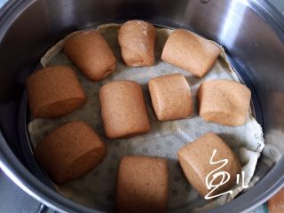 18、红枣红糖馒头,凉水上锅，水开后蒸15分钟