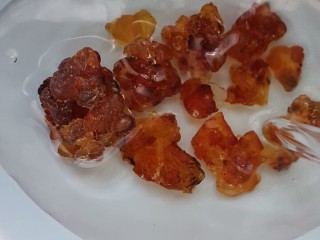 1、桃胶银耳雪燕羹,将桃胶提前浸泡一晚上