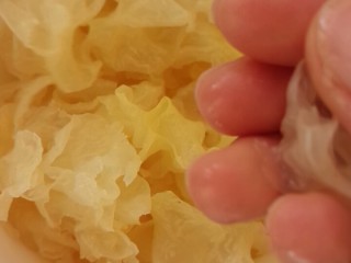5、桃胶银耳雪燕羹,银耳泡发之后去蒂，撕成小朵