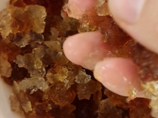 7、桃胶银耳雪燕羹,桃胶也剔除杂质，清洗干净