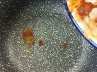 8、桃胶银耳雪燕羹,将清洗好的桃胶倒入小锅中