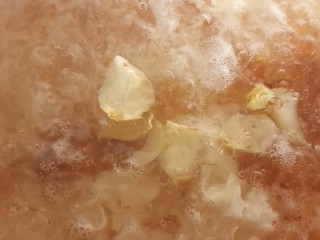 12、桃胶银耳雪燕羹,水开后放入百合