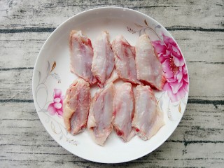1、可乐鸡翅,准备八只鸡中翅