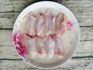 2、可乐鸡翅,用开水泡一下去掉血水