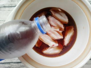 5、可乐鸡翅,倒入半瓶可乐