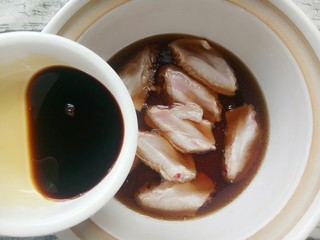 6、可乐鸡翅,再倒入半小碗酱油