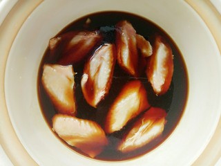 7、可乐鸡翅,可乐和酱油倒好后搅拌一下