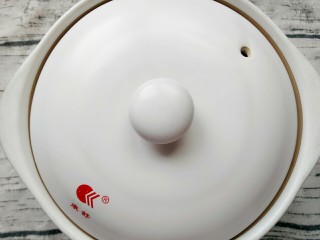 8、可乐鸡翅,然后盖上盖子焖一个钟