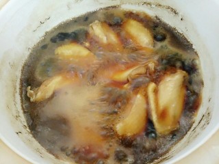 9、可乐鸡翅,大火烧开后转小火慢慢煮到收汁。偶尔搅拌一下防黏底