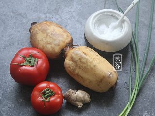 1、酸甜爽口的茄汁藕片,准备好材料；