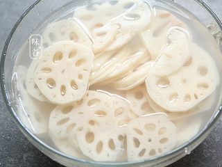 2、酸甜爽口的茄汁藕片,莲藕切片后用水浸泡一会，换一盆水，再滴几滴醋，浸泡一会；