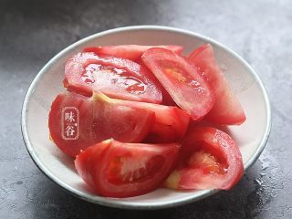 3、酸甜爽口的茄汁藕片,番茄切块;