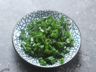 4、酸甜爽口的茄汁藕片,葱切粒;