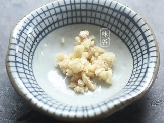 5、酸甜爽口的茄汁藕片,姜剁碎;