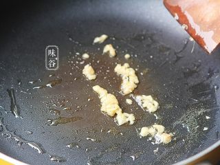6、酸甜爽口的茄汁藕片,锅内放入适量油，把姜放入锅内爆香;