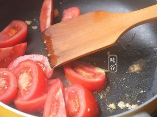 7、酸甜爽口的茄汁藕片,放入番茄翻炒，加入适量水，炒出茄汁;