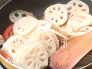 8、酸甜爽口的茄汁藕片,倒入藕片;