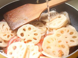 9、酸甜爽口的茄汁藕片,加入适量水翻炒，炒的过程中，边炒边加水;