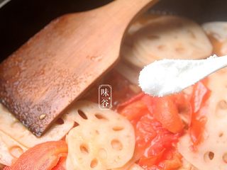 10、酸甜爽口的茄汁藕片,放入盐;