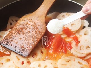 11、酸甜爽口的茄汁藕片,加入一小匙糖；