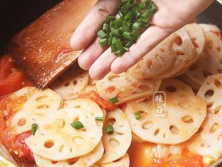 12、酸甜爽口的茄汁藕片,翻炒均匀盖盖煮一分钟，最后洒上葱花即可;