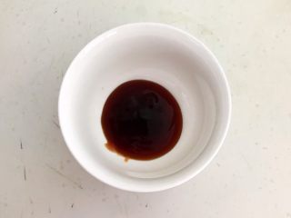 3、麻辣牛肚,调制碗汁：在碗里加入老抽