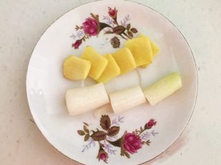 13、麻辣牛肚,把鲜姜切成小片，大葱切成段