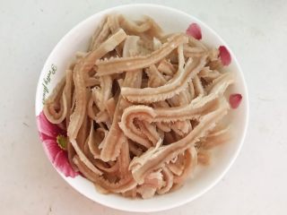 15、麻辣牛肚,超市购买的半熟牛肚丝清洗干净