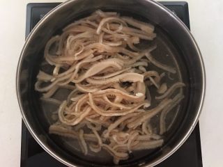 16、麻辣牛肚,把牛肚丝冷水下锅