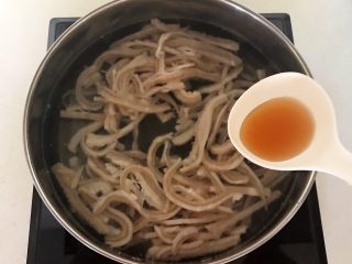 17、麻辣牛肚,加入料酒