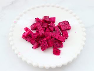 2、火龙果蔓越莓麦片酸奶昔,火龙果去皮后，用刀切成小丁。