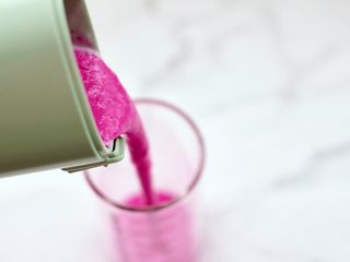 7、火龙果蔓越莓麦片酸奶昔,榨好的奶昔倒入自己喜欢的杯子里。