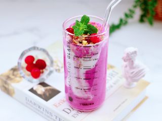 12、火龙果蔓越莓麦片酸奶昔,颜值爆棚又好喝。