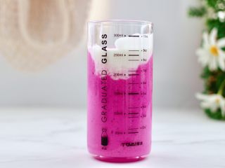 9、火龙果蔓越莓麦片酸奶昔,再倒入剩下的酸奶。