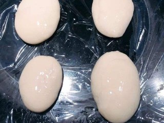 4、香蕉飞饼卷,抹上油，放入盘子，用保鲜膜包好，放入冰箱冷藏1小时以上