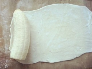 9、香蕉飞饼卷,香蕉段放在面饼的一端